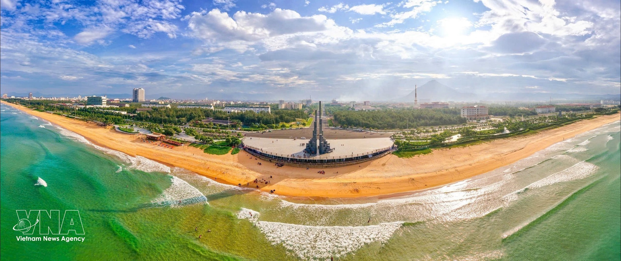 Quảng trường Tháp Nghinh Phong trên bãi biển Tuy Hòa (phường Tuy Hòa, tỉnh Đắk Lắk) . Ảnh: TTXVN