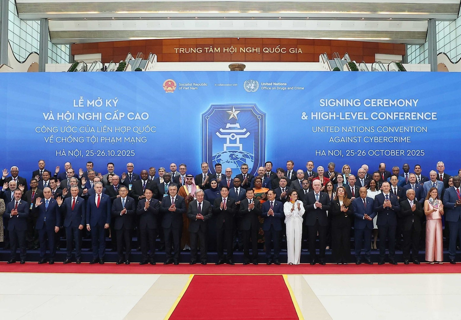 President Luong Cuong and UN Secretary-General António Guterres in a group photo with heads of delegations of countries joining the signing ceremony and high-level conference (Photo: VNA)