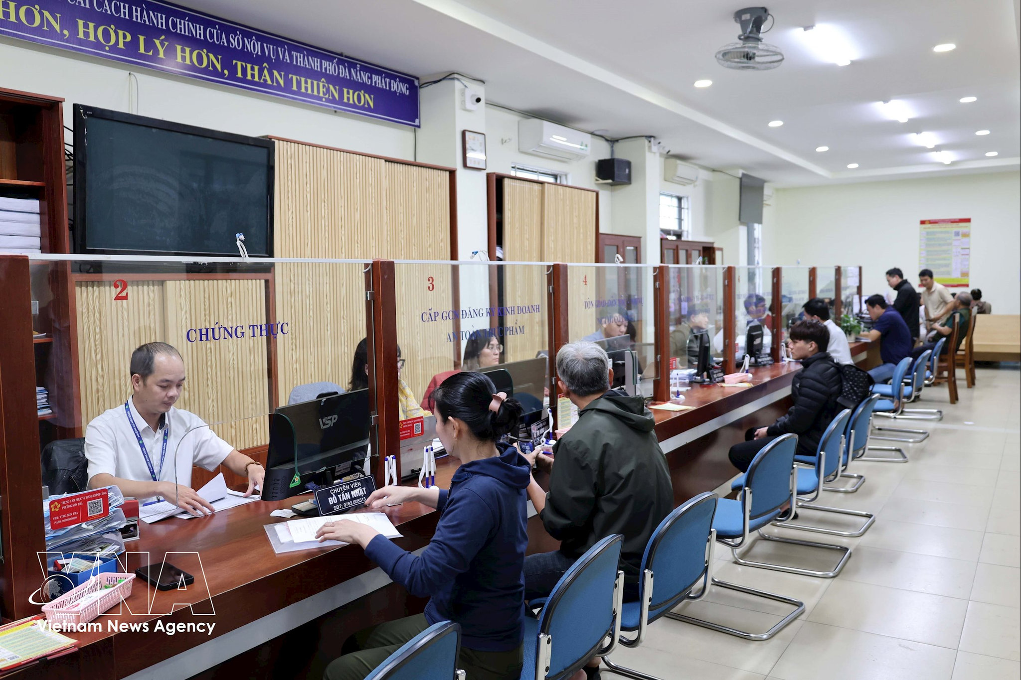 Cơ chế chính quyền 2 cấp từng bước hoàn thiện, phân cấp, phân quyền được đẩy mạnh, nâng cao tính chủ động của chính quyền cơ sở và hiệu quả giải quyết thủ tục hành chính. Ảnh: TTXVN