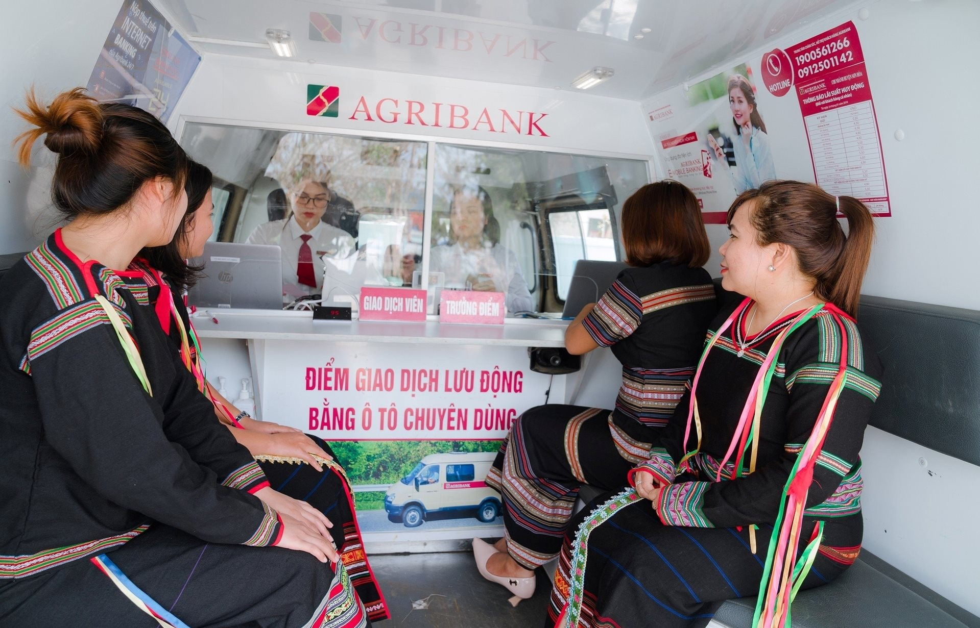 diem-giao-dich-luu-dong-sang-kien-dan-von-toi-vung-sau-vung-xa-cua-agribank(1).jpg
