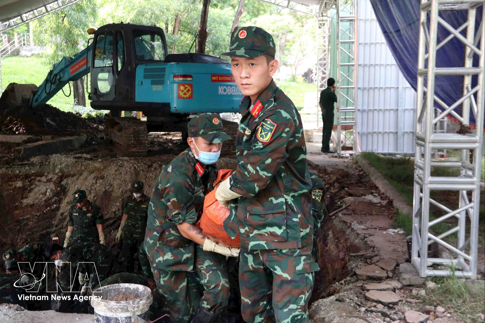 potal-chien-dich-500-ngay-dem-da-quy-tap-29-bo-hai-cot-liet-si-tai-cong-vien-le-thi-rieng-8879715.jpg
