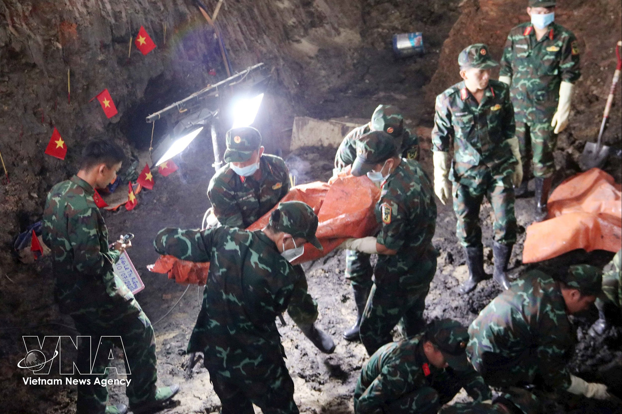 Search and excavation teams recover the remains of fallen soldiers at Le Thi Rieng Park in Ho Chi Minh City. (Photo: VNA)
