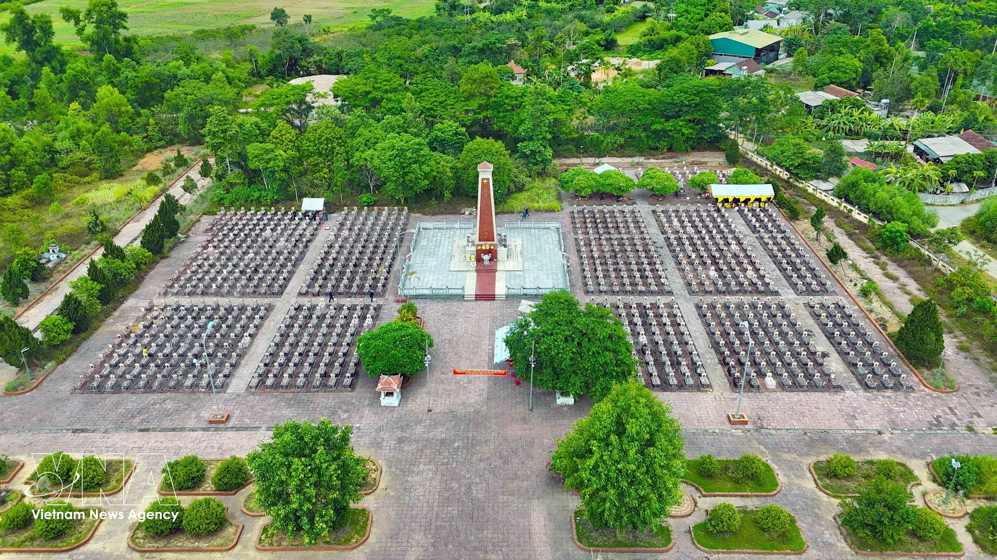 Nghĩa trang Liệt sĩ Hương Khê là nơi an nghỉ của hơn 750 liệt sĩ, trong đó có 84 phần mộ chưa xác định được thông tin. (Ảnh: TTXVN)