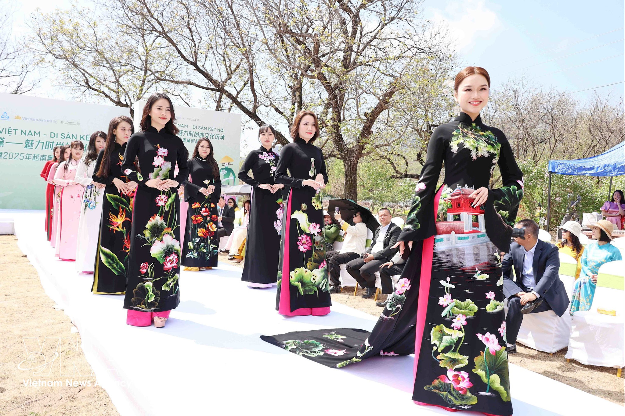 ao-dai-vn-toa-sang-tai-bk-trong-chuong-trinh-bieu-dien-thoi-trang-ai-dai-vn-di-san-ket-noi-duoi-chan-van-ly-truong-thanh.jpg