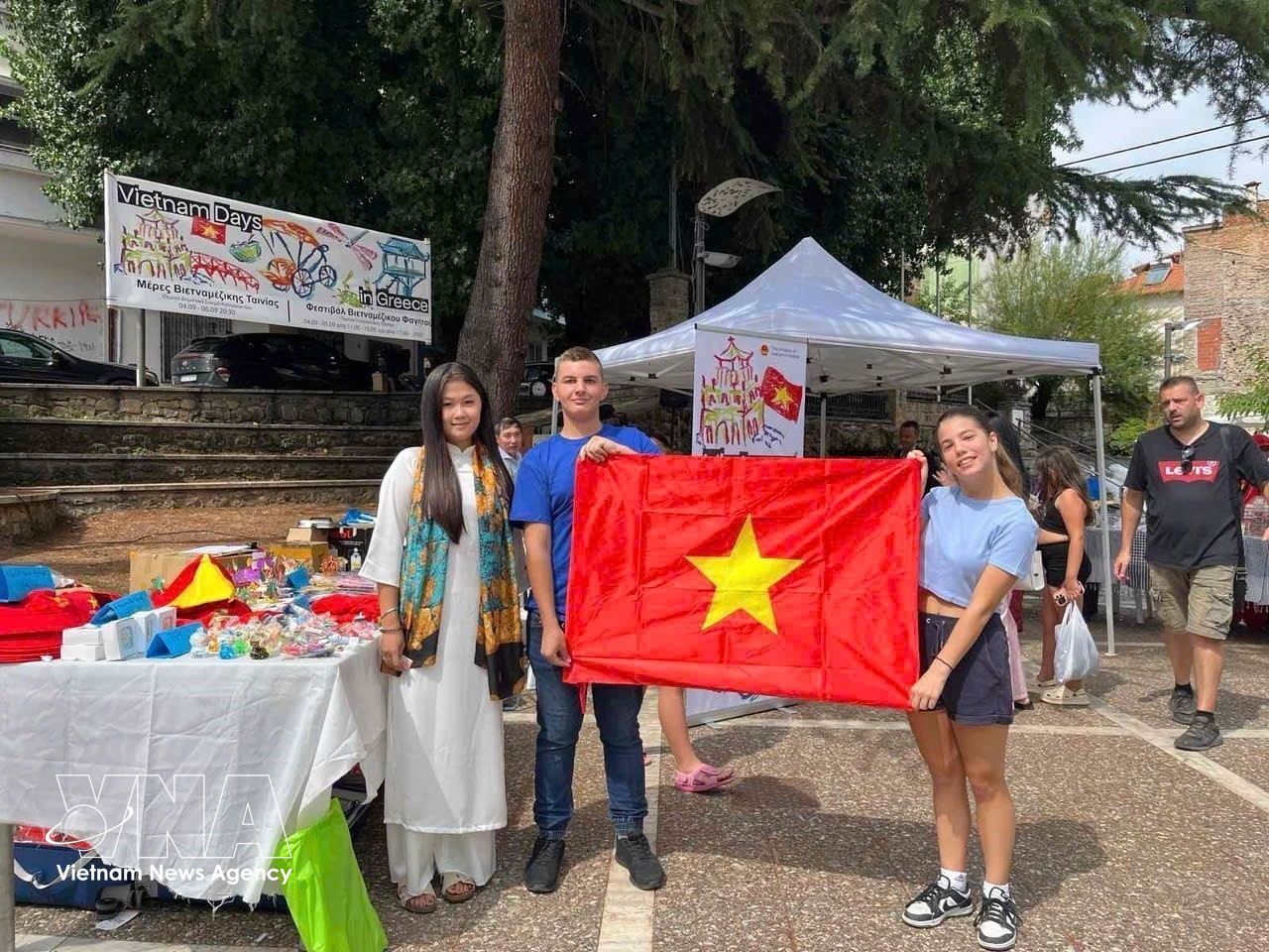 cac-ban-hy-lap-hao-hung-tham-gia-ngay-viet-nam-tai-thanh-pho-edessa-92025-8262044.jpg