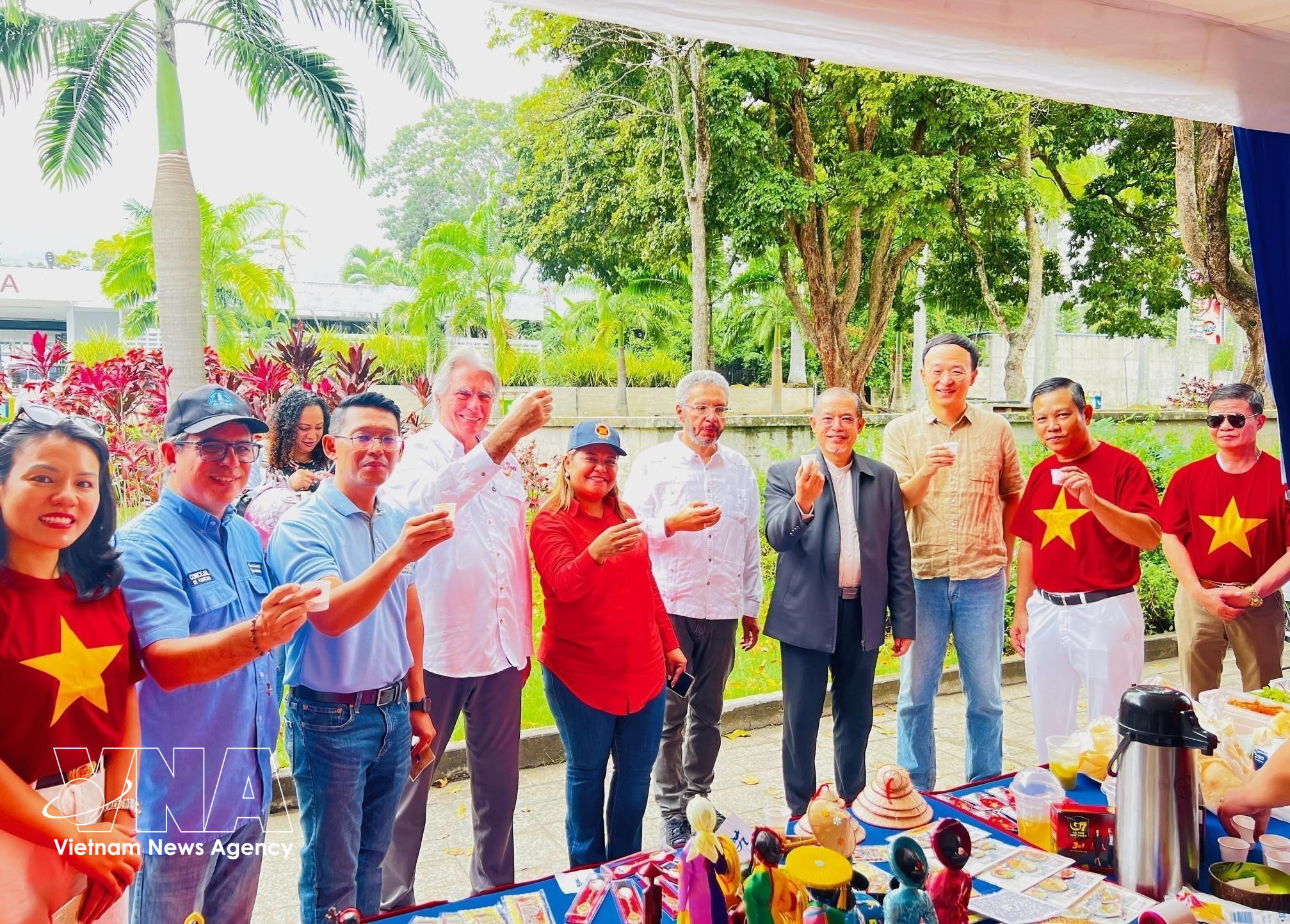 dai-dien-cac-phai-doan-ngoai-giao-thuong-thuc-ca-phe-viet-nam-trong-khuon-kho-hoi-cho-bazar-asean-tq-2025-tc-tai-thu-do-caracas-venezuela.jpg