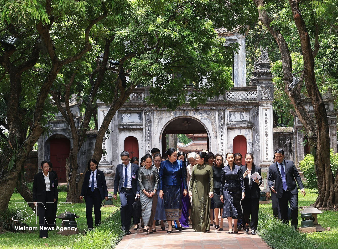 potal-phu-nhan-thu-tuong-le-minh-hung-cung-phu-nhan-thu-tuong-lao-campuchia-thai-lan-tham-van-mieu-quoc-tu-giam-8813241.jpg