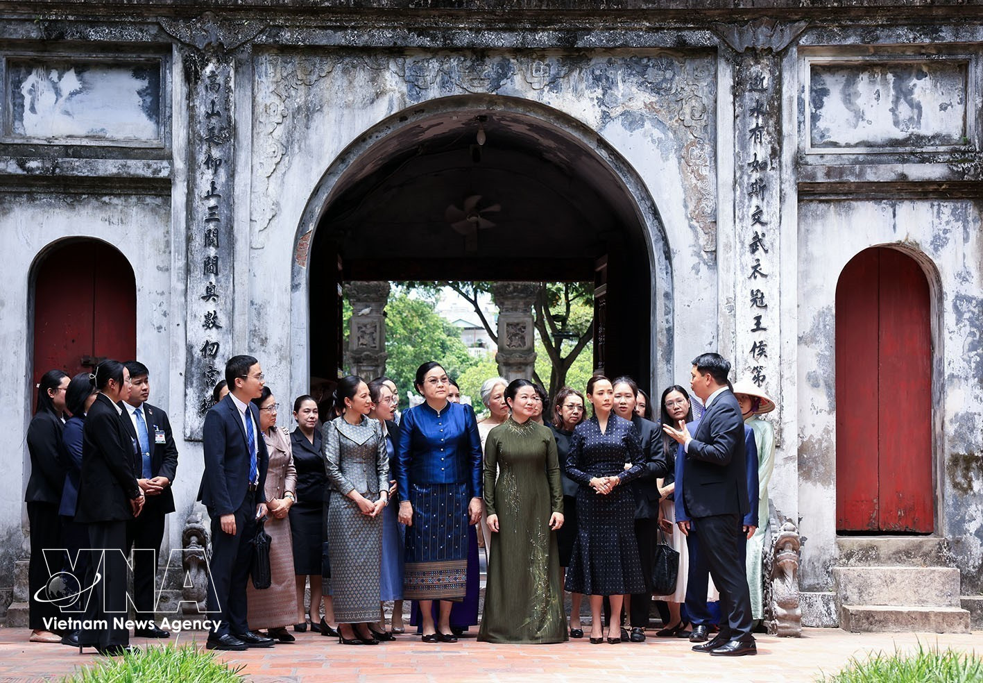 potal-phu-nhan-thu-tuong-le-minh-hung-cung-phu-nhan-thu-tuong-lao-campuchia-thai-lan-tham-van-mieu-quoc-tu-giam-8813243.jpg