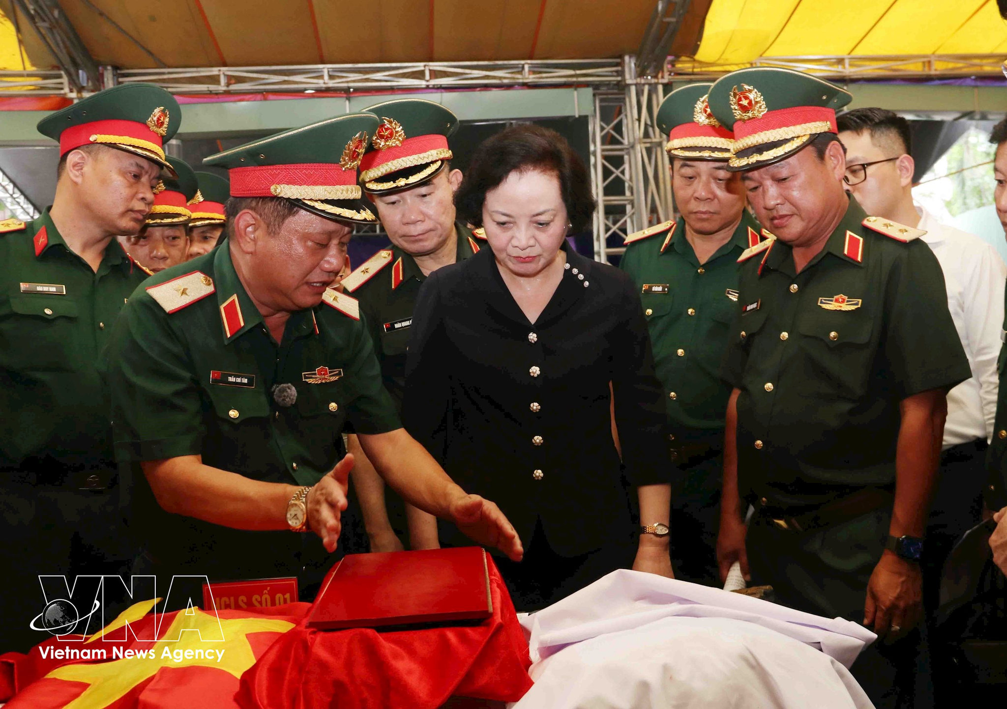 Bà Phạm Thị Thanh Trà, Bí thư Trung ương Đảng, Phó Thủ tướng Chính phủ, Trưởng Ban Chỉ đạo Quốc gia về tìm kiếm, quy tập và xác định danh tính hài cốt liệt sĩ xem xét những di vật ban đầu tìm được. (Ảnh: TTXVN)