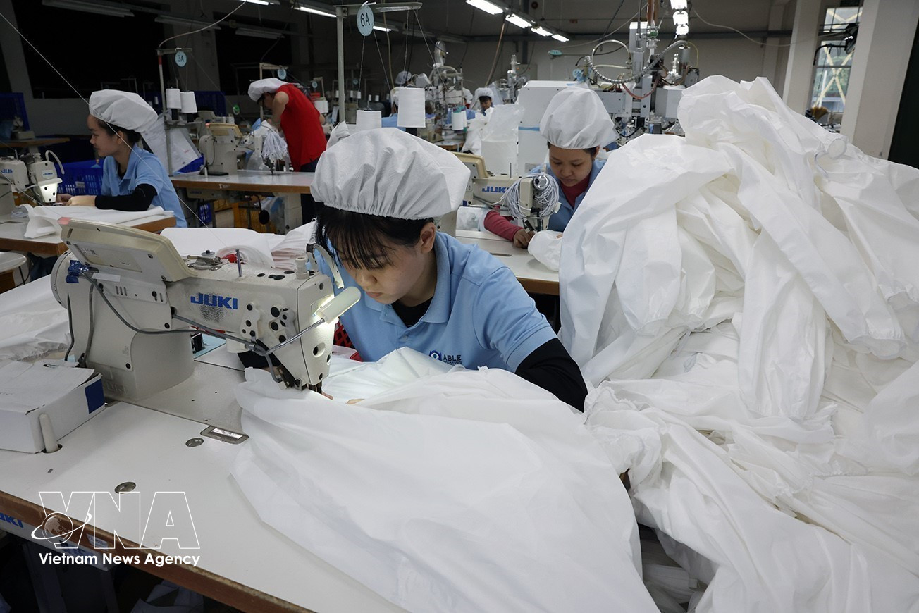 May hàng bảo hộ lao động xuất khẩu ở nhà máy của Công ty TNHH May mặc Able Việt Nam, 100% vốn Nhật Bản, ở Khu công nghiệp Phú Tài, phường Quy Nhơn Bắc, tỉnh Gia Lai. Ảnh: TTXVN