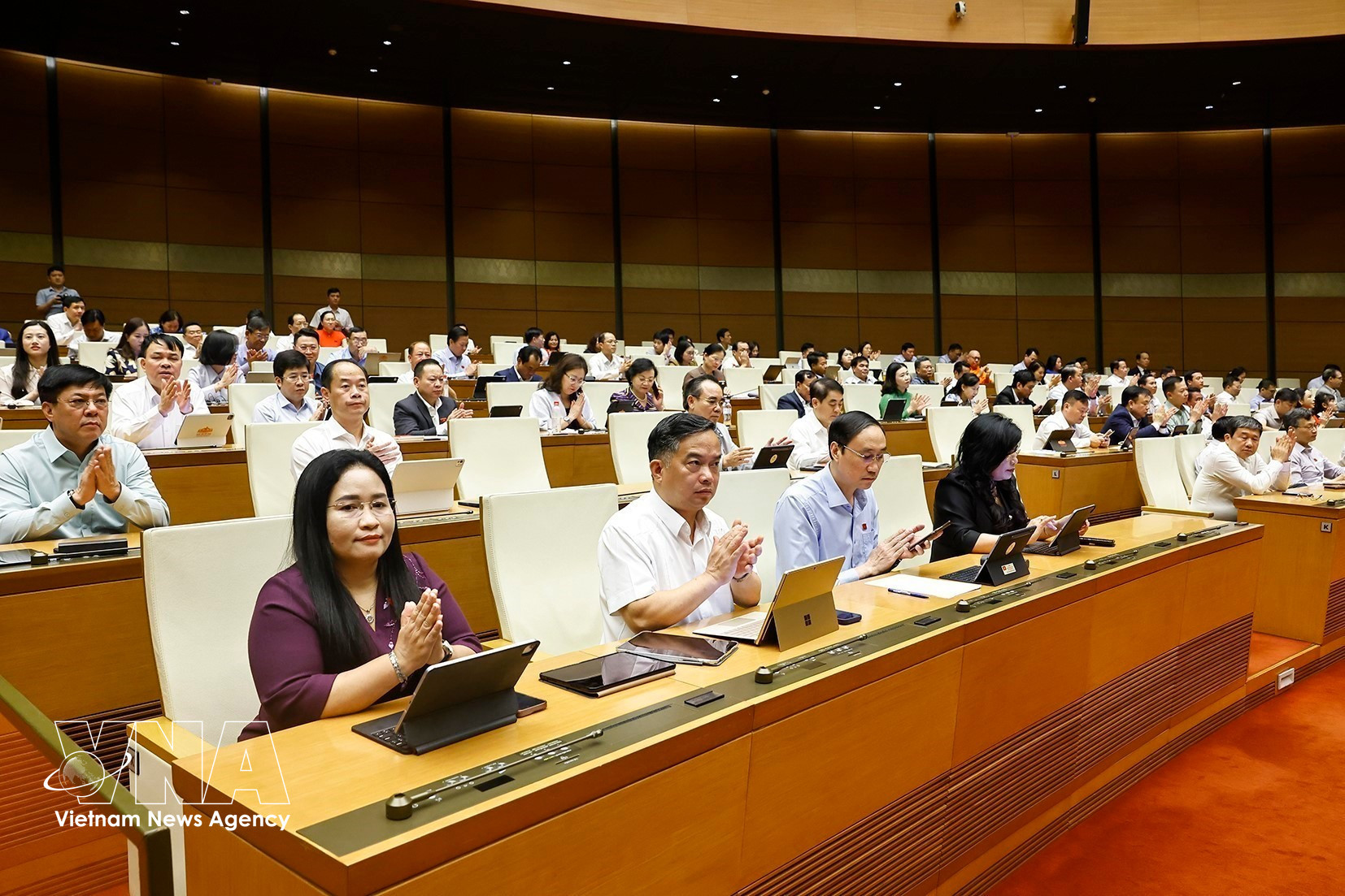 potal-quoc-hoi-bieu-quyet-thong-qua-cac-luat-va-nghi-quyet-8720934-2.jpg