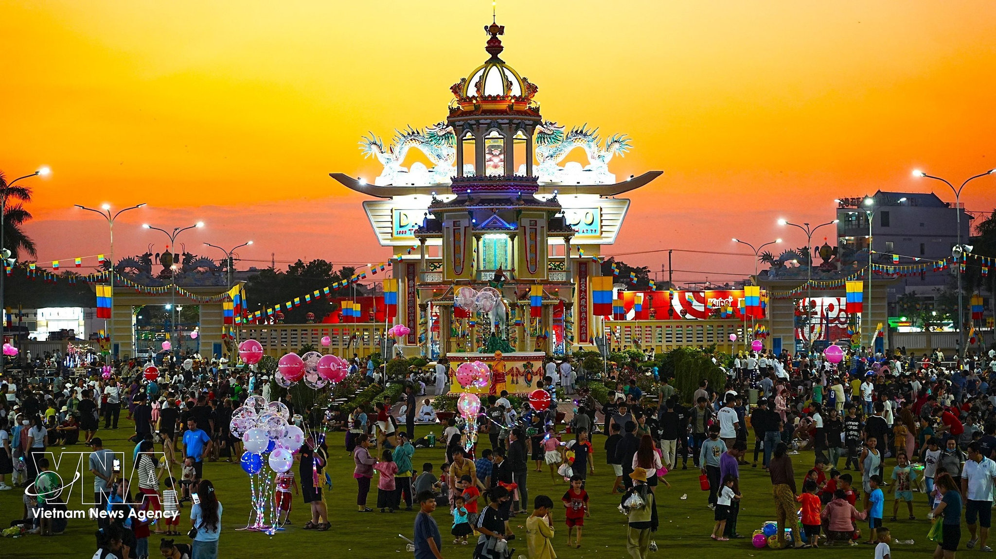 Du khách cùng hàng vạn người theo đạo Cao Đài tham dự Đại lễ Đức Chí Tôn năm Ất Tỵ 2025. Ảnh: Minh Phú – TTXVN