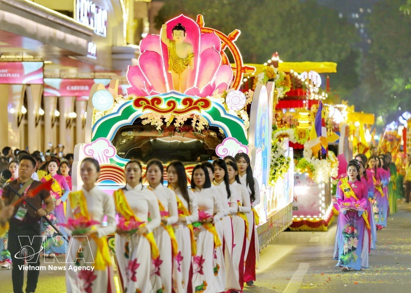 Đoàn Nghi lễ cung rước xá lợi Đức Phật đi qua tuyến phố Hàng Bài (Hà Nội). Ảnh: Tuấn Đức – TTXVN