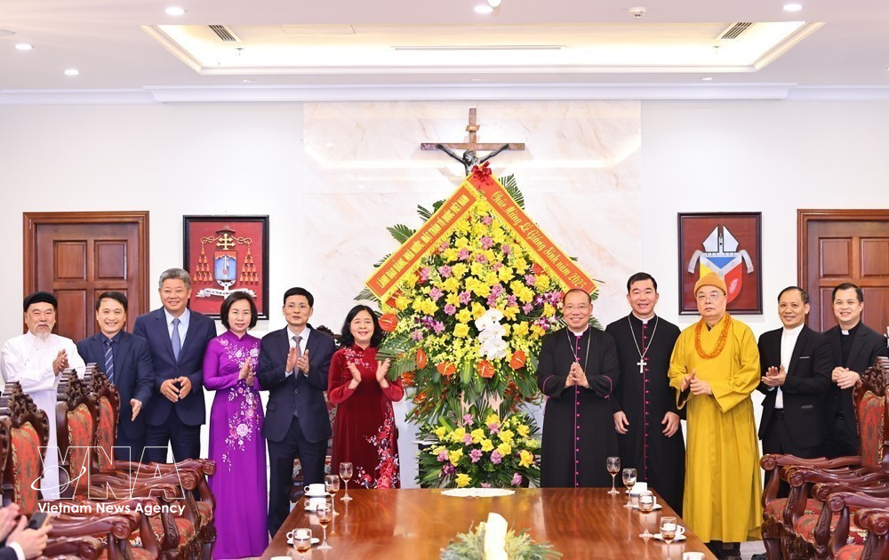 19/12/2025, Ủy viên Bộ Chính trị, Bí thư Trung ương Đảng, Chủ tịch UBTƯ MTTQ Việt Nam Bùi Thị Minh Hoài đến thăm, chúc mừng Giáng sinh Tòa Tổng Giám mục Tổng Giáo phận Hà Nội và Ủy ban Đoàn kết Công giáo Việt Nam. Ảnh: TTXVN