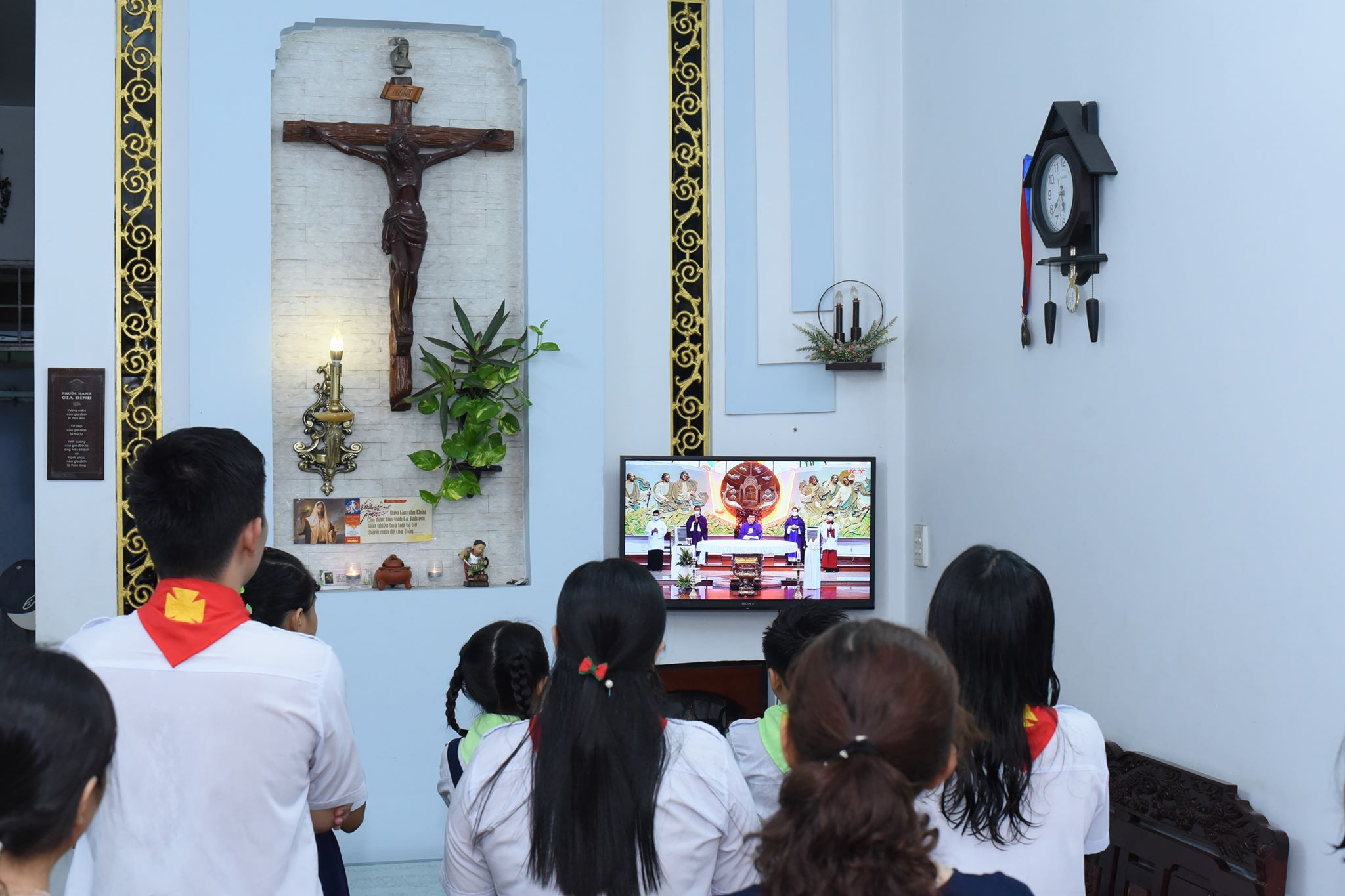 Các tín đồ Công giáo tham dự trực tuyến Thánh lễ. Nguồn Tổng giáo phận Sài Gòn - TP HCM