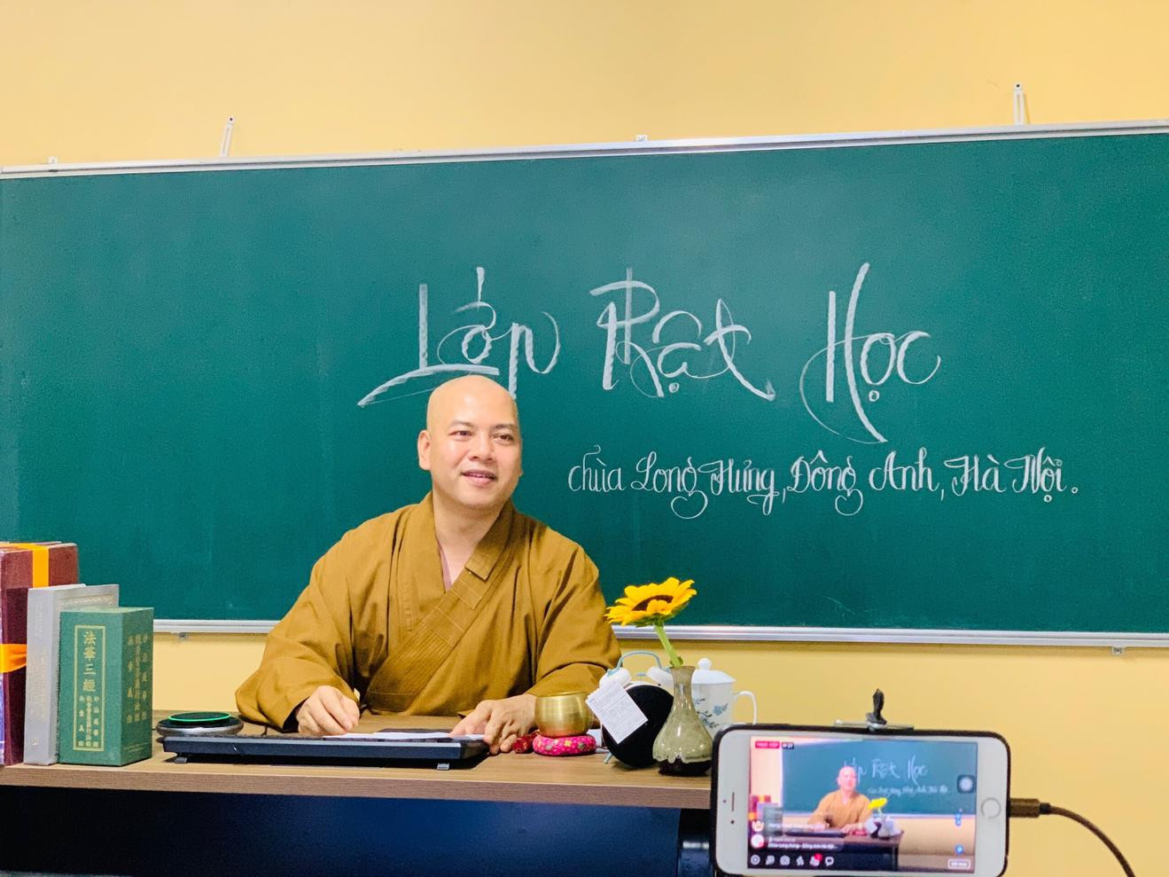 Chỉ cần 1 chiếc máy điện thoại với ứng dụng công nghệ các đại đức chùa Long Hưng giảng pháp cho hàng trăm Phật tử. Ảnh Chùa Long Hưng