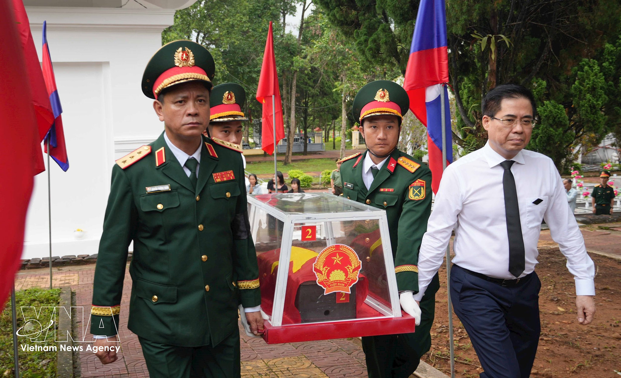 potal-quang-ngai-an-tang-16-hai-cot-liet-si-quan-tinh-nguyen-viet-nam-hy-sinh-tai-lao-va-campuchia-8806425 (1)