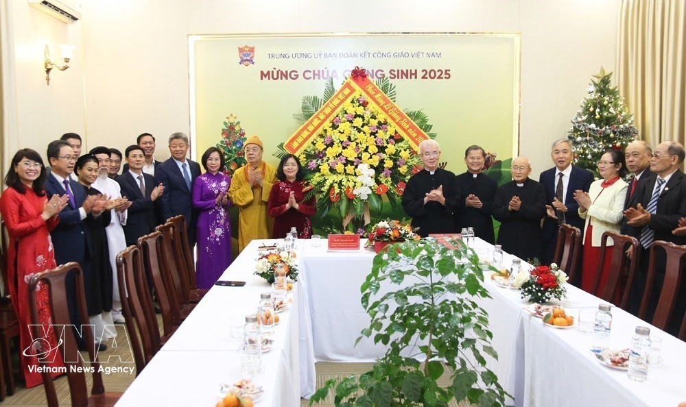 vna-potal-chu-tich-ubtw-mttq-viet-nam-tham-chuc-mung-giang-sinh-tai-ha-noi-8483552.jpg