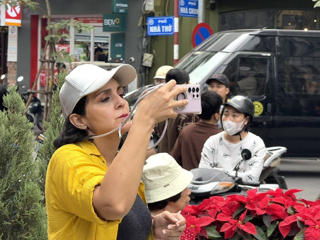 vna_potal_ha_noi_du_khach_nuoc_ngoai_vui_ve_mung_le_giang_sinh_trong_khong_khi_am_ap_8490879.jpg