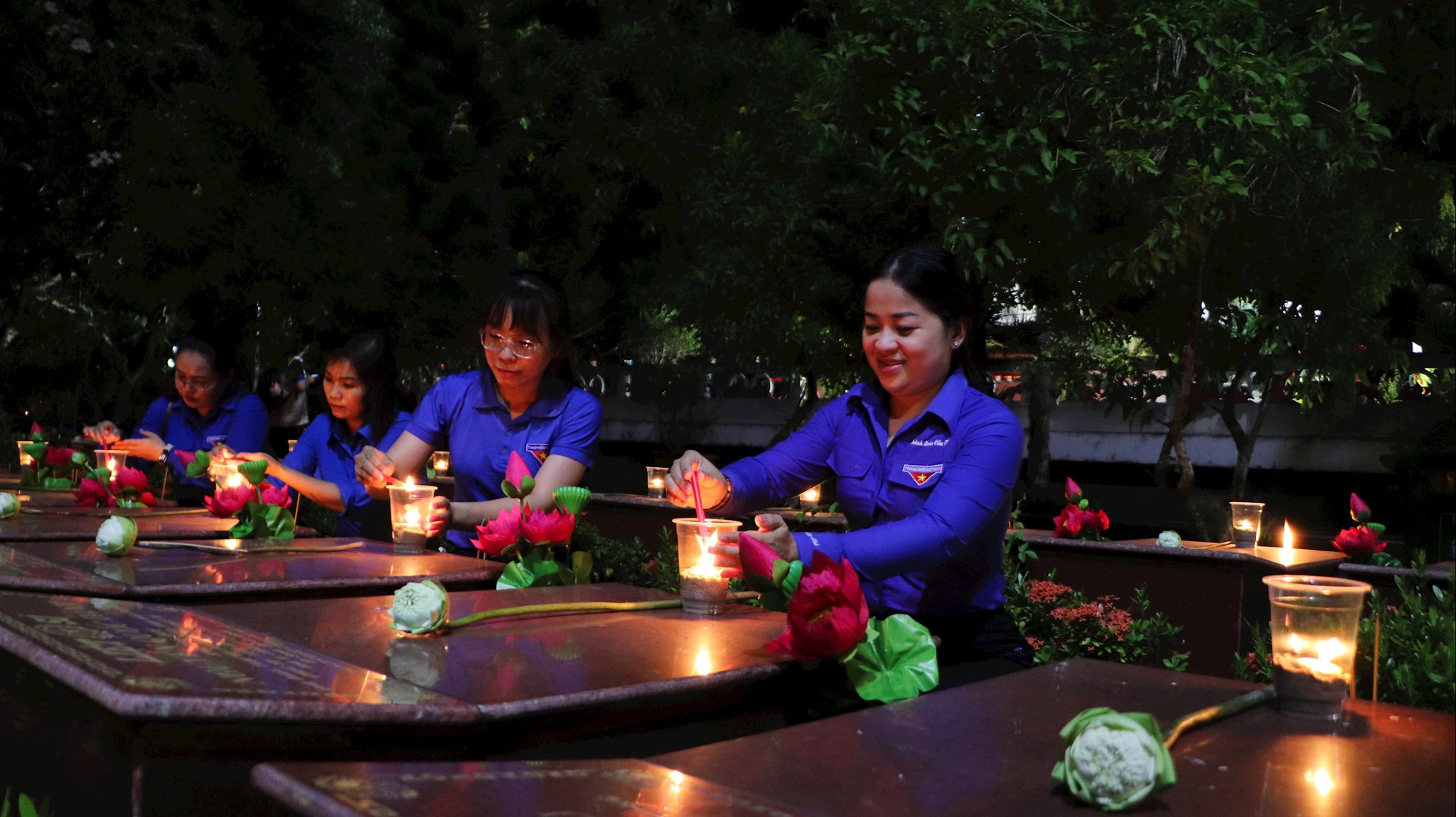 vna_potal_thanh_nien_can_tho_thap_nen_tri_an_cac_anh_hung_liet_si__8173640.jpg