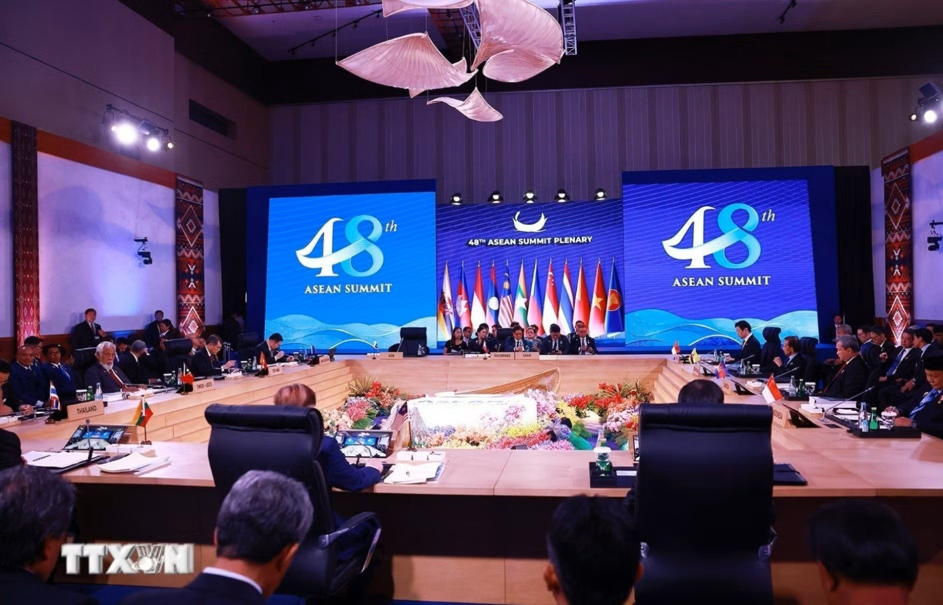 thu-tuong-le-minh-hung-du-phien-toan-the-hoi-nghi-cap-cao-asean-lan-thu-48-0805-3-8064-7459.jpeg