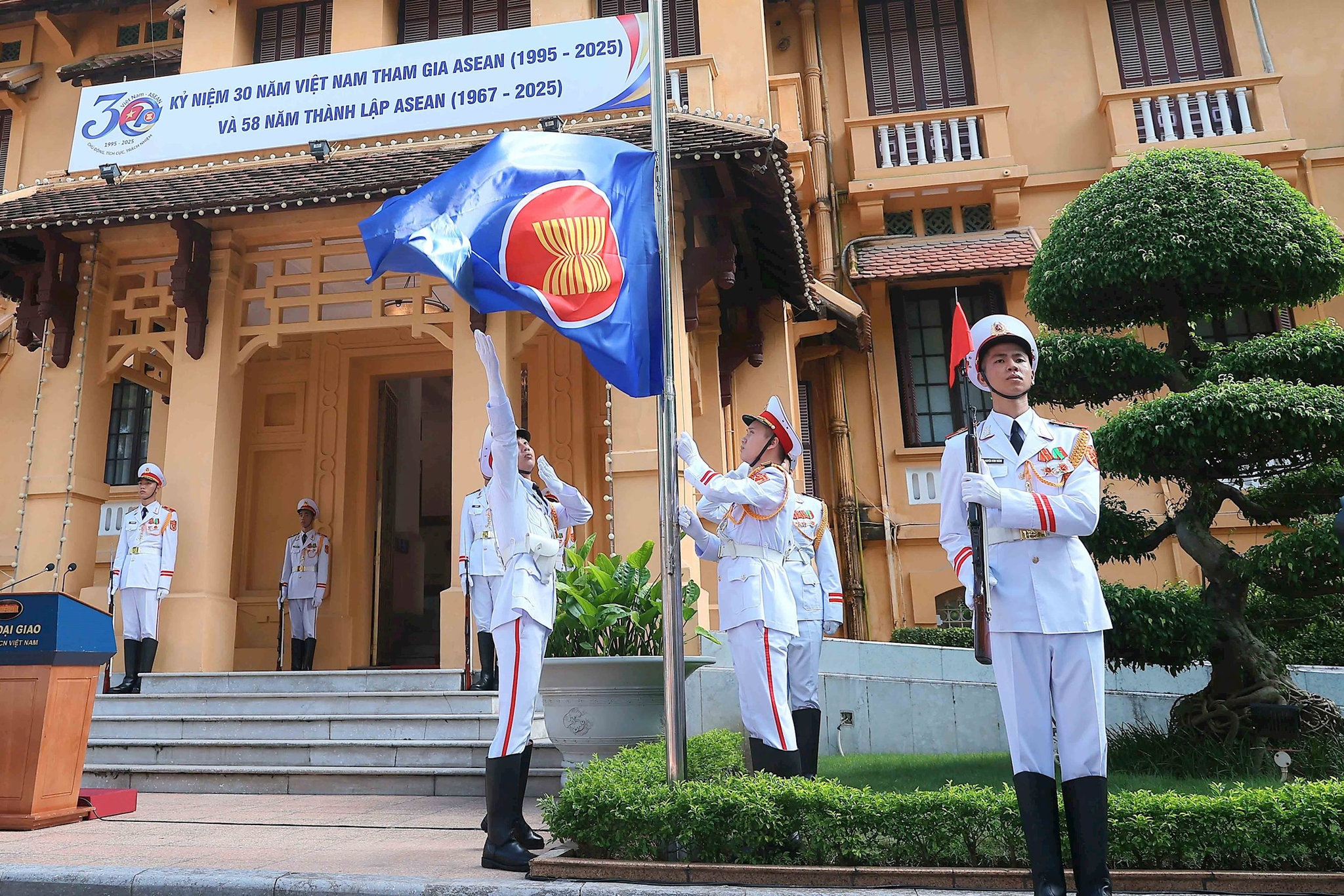 Bài 3: Những mô hình phát triển mới của ASEAN trong bối cảnh chuyển dịch toàn cầu