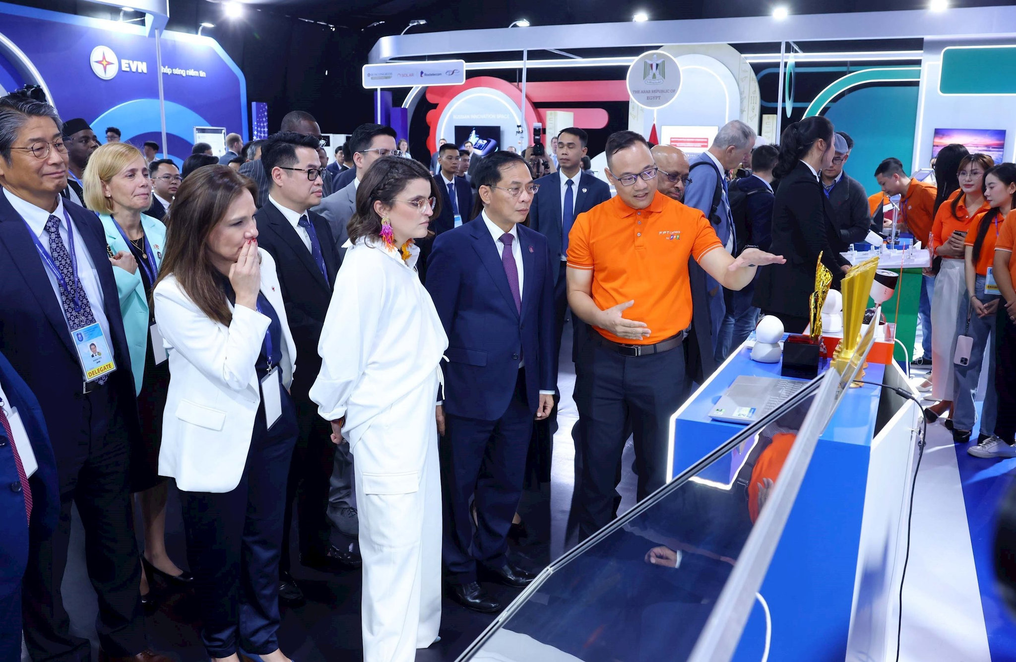 vna_potal_cac_truong_doan_du_le_mo_ky_cong_uoc_ha_noi_tham_quan_trien_lam_cong_nghe__8362354.jpg