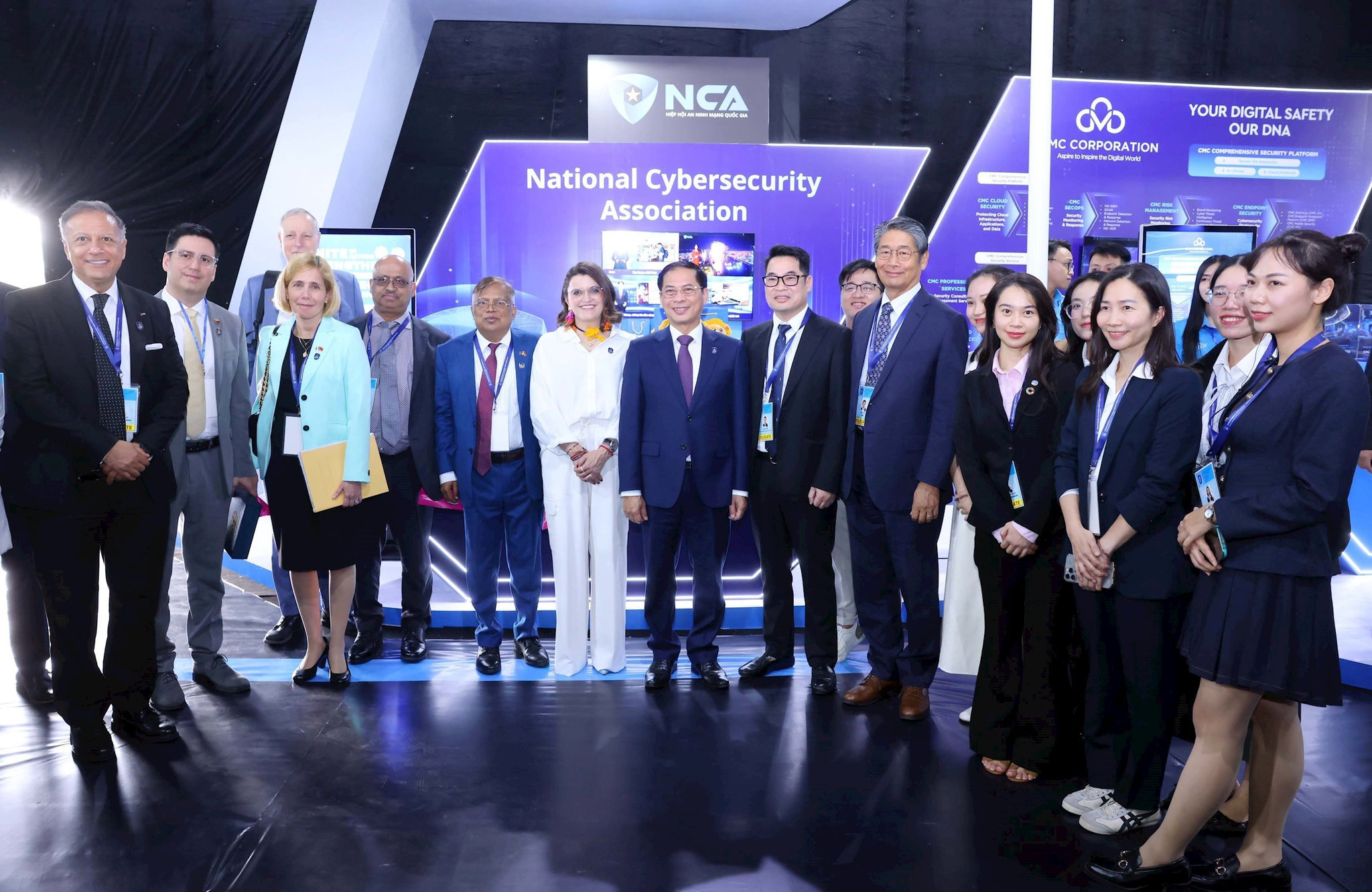 vna_potal_cac_truong_doan_du_le_mo_ky_cong_uoc_ha_noi_tham_quan_trien_lam_cong_nghe__8362356.jpg