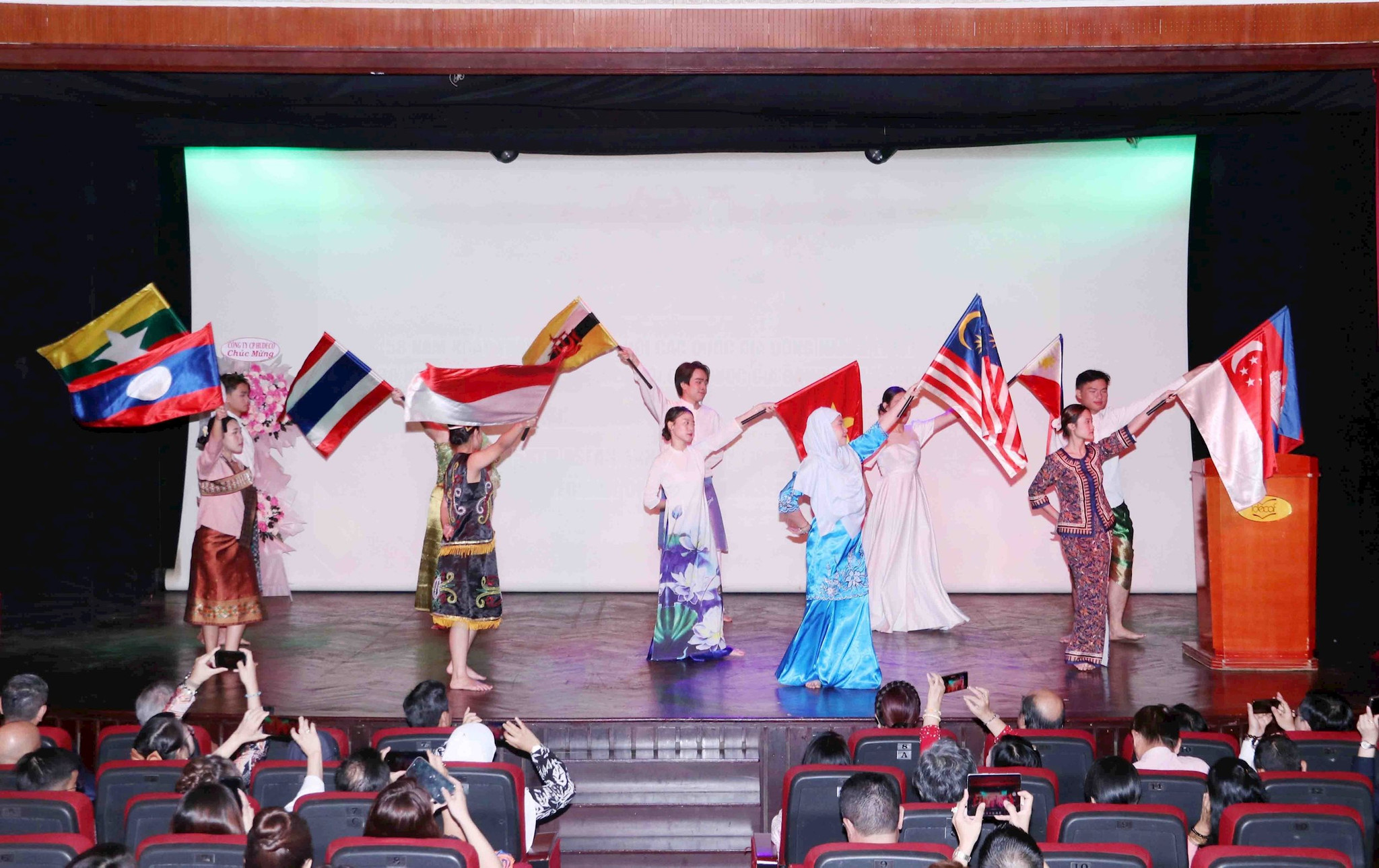 vna_potal_hop_mat_ky_niem_30_nam_viet_nam_gia_nhap_asean_8232955.jpg