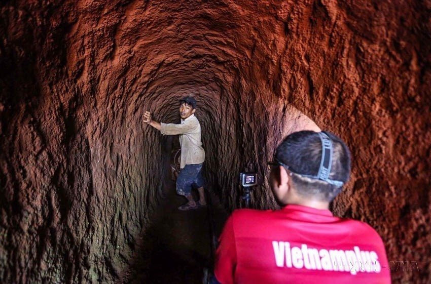 vna_potal_80_nam_thong_tan_xa_viet_nam_phong_vien_thong_tan_no_luc_khong_ngung_de_dong_tin_chay_mai_8267564.jpg