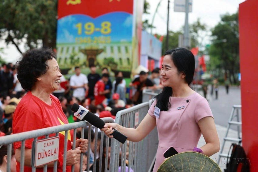 vna_potal_80_nam_thong_tan_xa_viet_nam_phong_vien_thong_tan_no_luc_khong_ngung_de_dong_tin_chay_mai_8267586.jpg