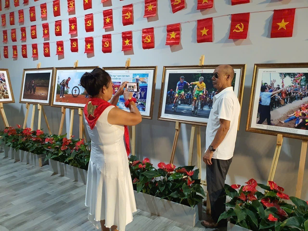 vna_potal_khong_gian_trung_bay_-viet_nam_hanh_phuc-_thu_hut_nguoi_dan_den_tham_quan_trai_nghiem_8267870.jpg