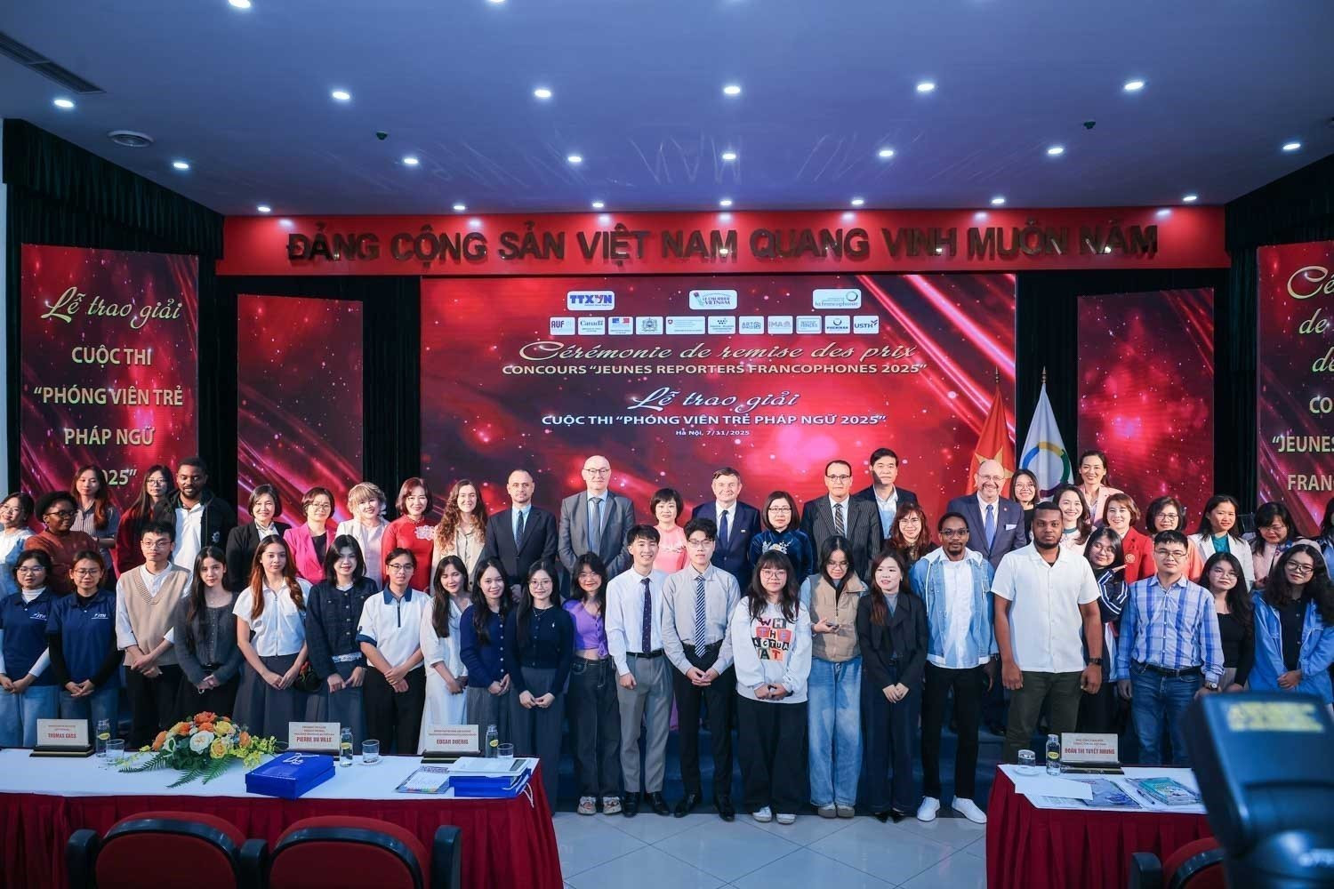 vna_potal_le_trao_giai_cuoc_thi_-phong_vien_tre_phap_ngu_2025-_8393989.jpg