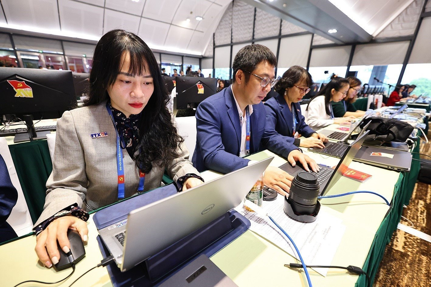 vna_potal_phong_vien_ttxvn_tac_nghiep_tai_dai_hoi_xiv_cua_dang_8541266.jpg