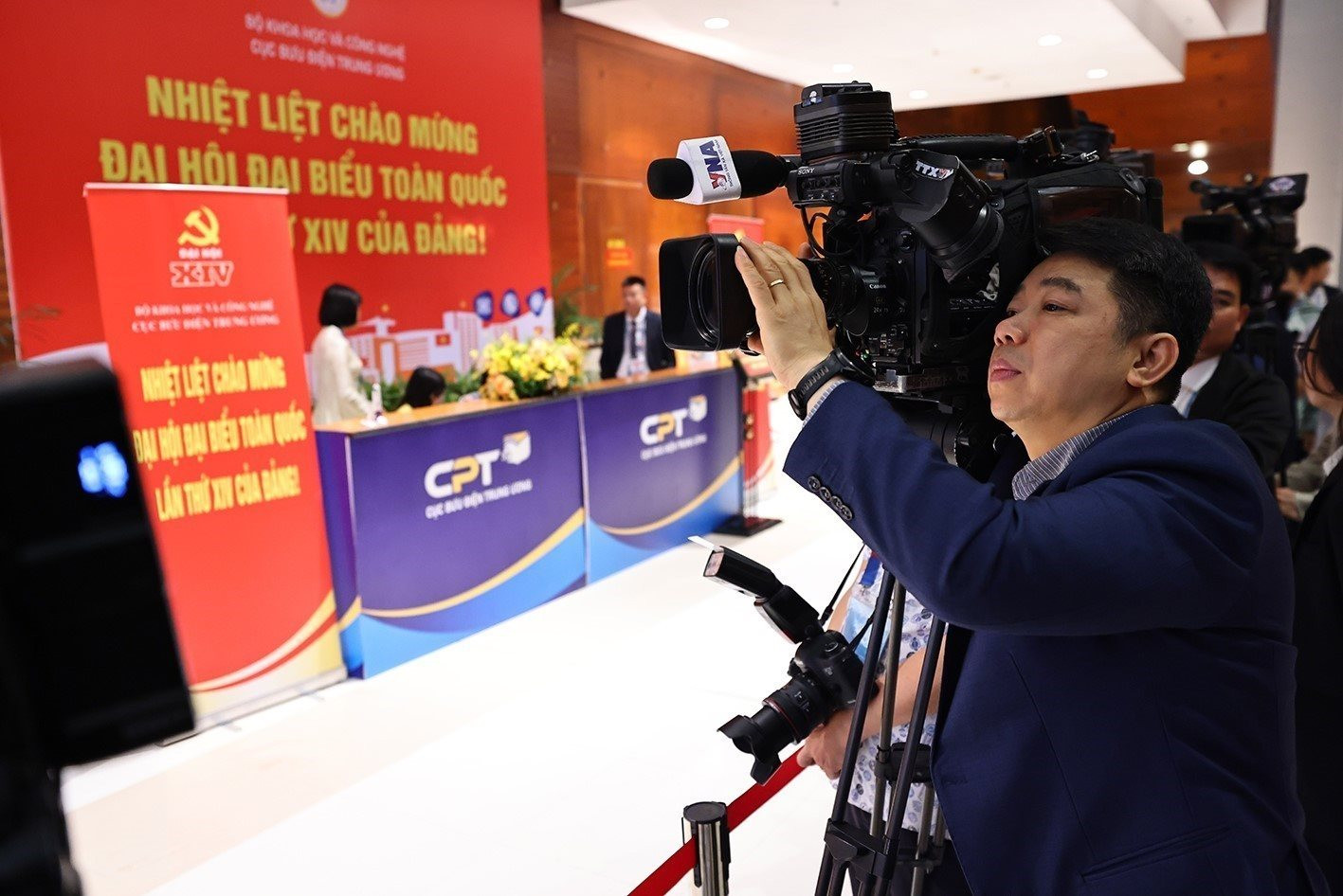 vna_potal_phong_vien_ttxvn_tac_nghiep_tai_dai_hoi_xiv_cua_dang_8541281.jpg