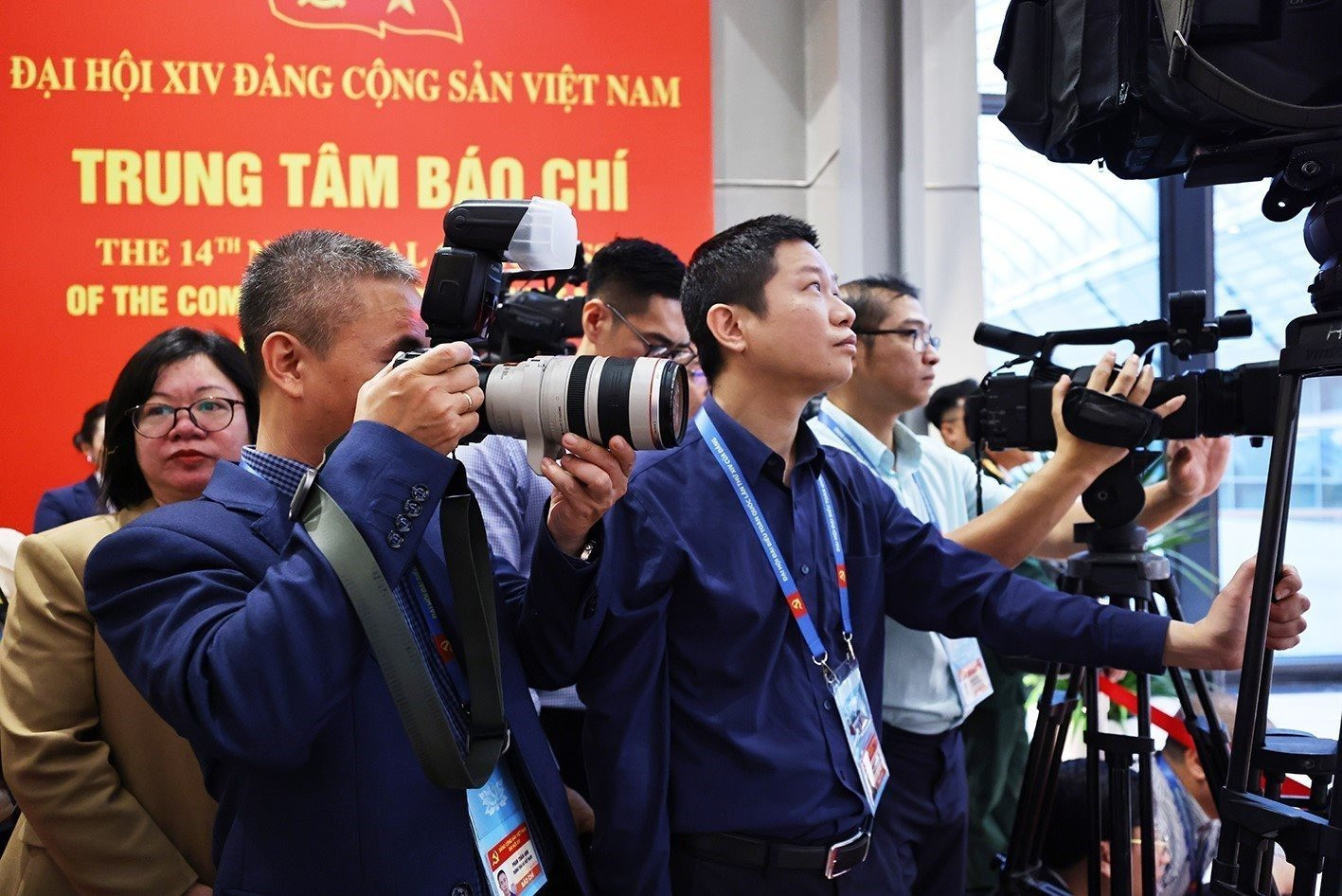 vna_potal_phong_vien_ttxvn_tac_nghiep_tai_dai_hoi_xiv_cua_dang_8541284.jpg