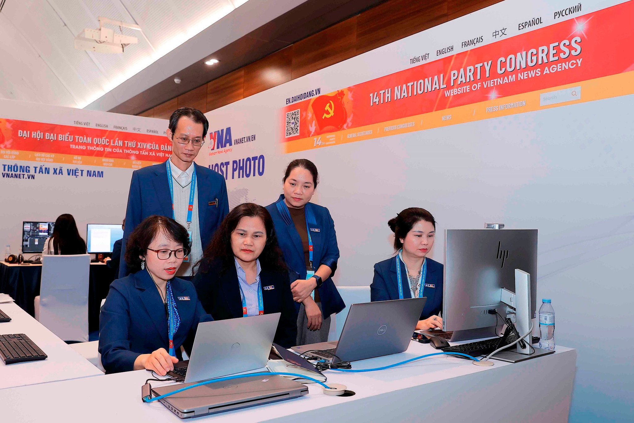 vna_potal_phong_vien_ttxvn_tac_nghiep_tai_dai_hoi_xiv_cua_dang_8541819.jpg