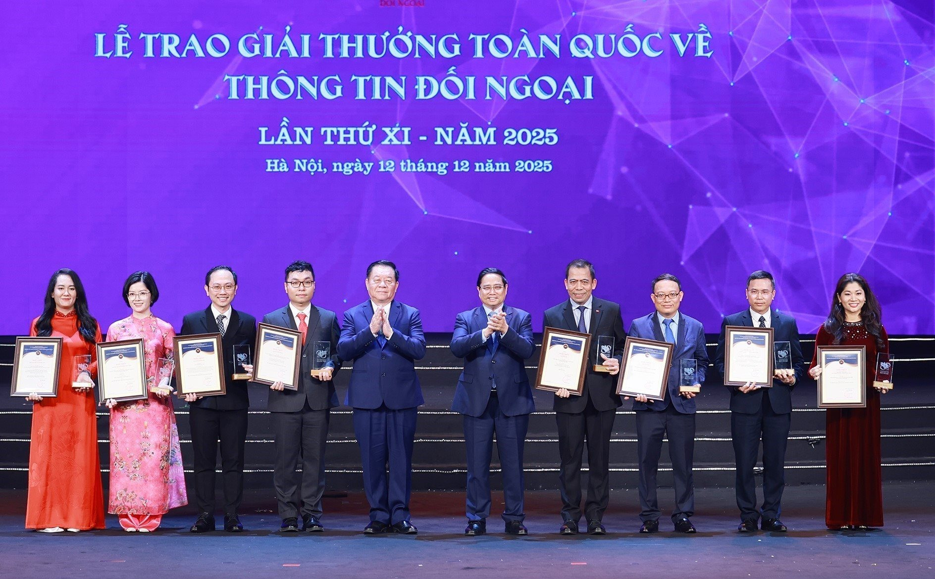 vna_potal_thu_tuong_du_le_trao_giai_thuong_toan_quoc_ve_thong_tin_doi_ngoai_lan_thu_xi_8468203.jpg