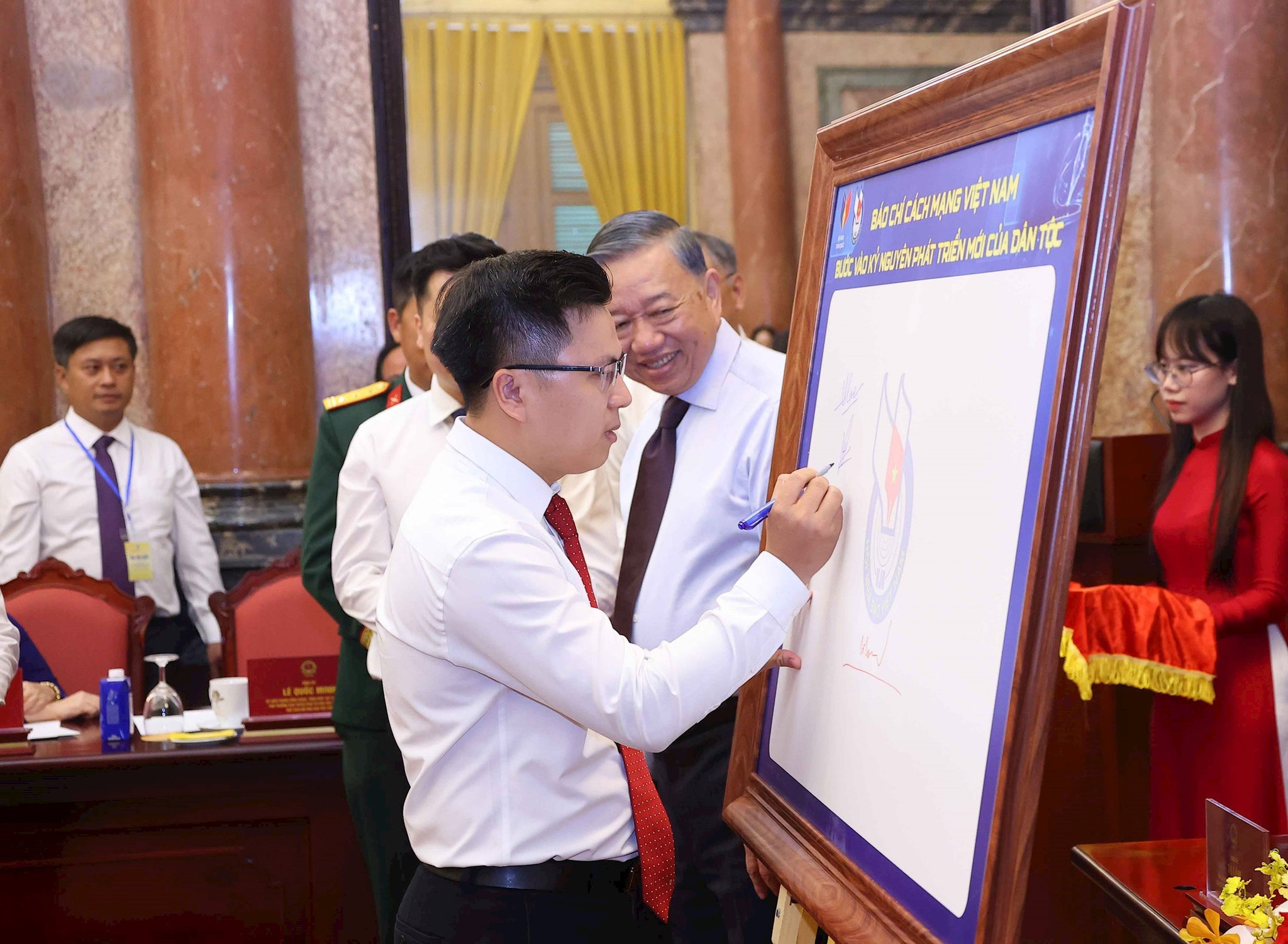 vna_potal_tong_bi_thu_chu_tich_nuoc_gap_mat_101_nha_bao_tieu_bieu_8829762.jpg
