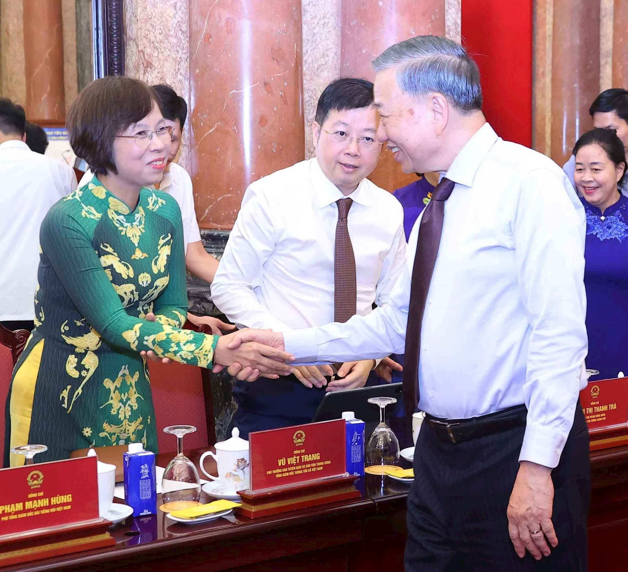 vna_potal_tong_bi_thu_chu_tich_nuoc_gap_mat_101_nha_bao_tieu_bieu_8829779.jpg