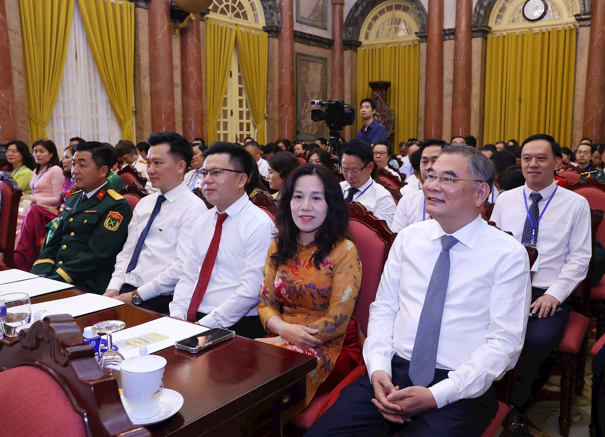 vna_potal_tong_bi_thu_chu_tich_nuoc_gap_mat_101_nha_bao_tieu_bieu_8829798-1-.jpg