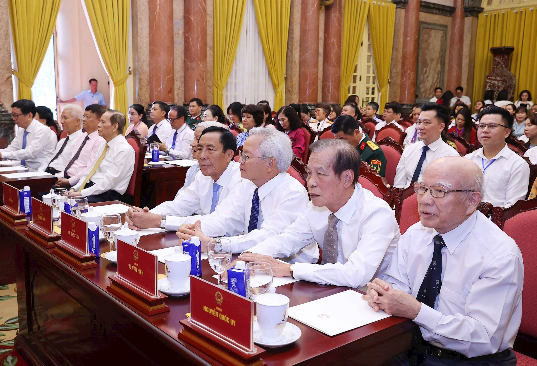 vna_potal_tong_bi_thu_chu_tich_nuoc_gap_mat_101_nha_bao_tieu_bieu_8829799-1-.jpg