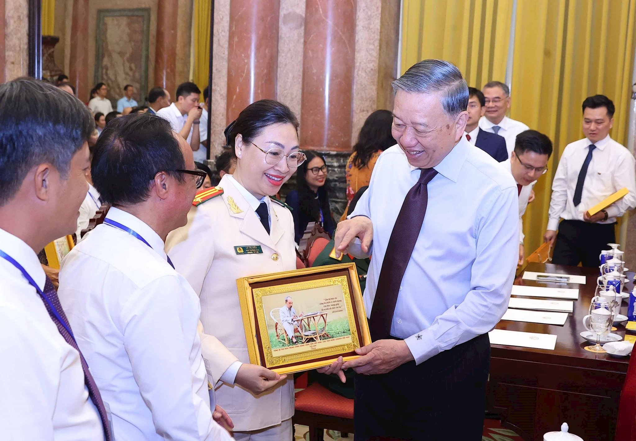 vna_potal_tong_bi_thu_chu_tich_nuoc_gap_mat_101_nha_bao_tieu_bieu_8829819-1-.jpg