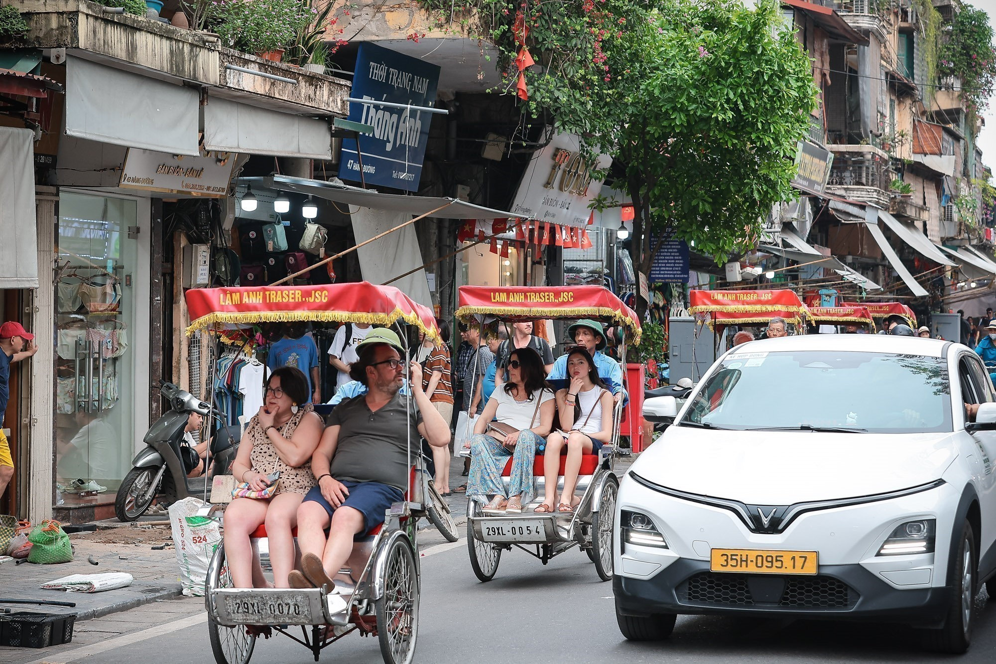 vnanet-Du khách tham quan phố cổ bằng xích lô, khám phá nhịp sống và kiến trúc đặc trưng của Thủ đô dịp nghỉ Lễ Giỗ tổ năm 2026.