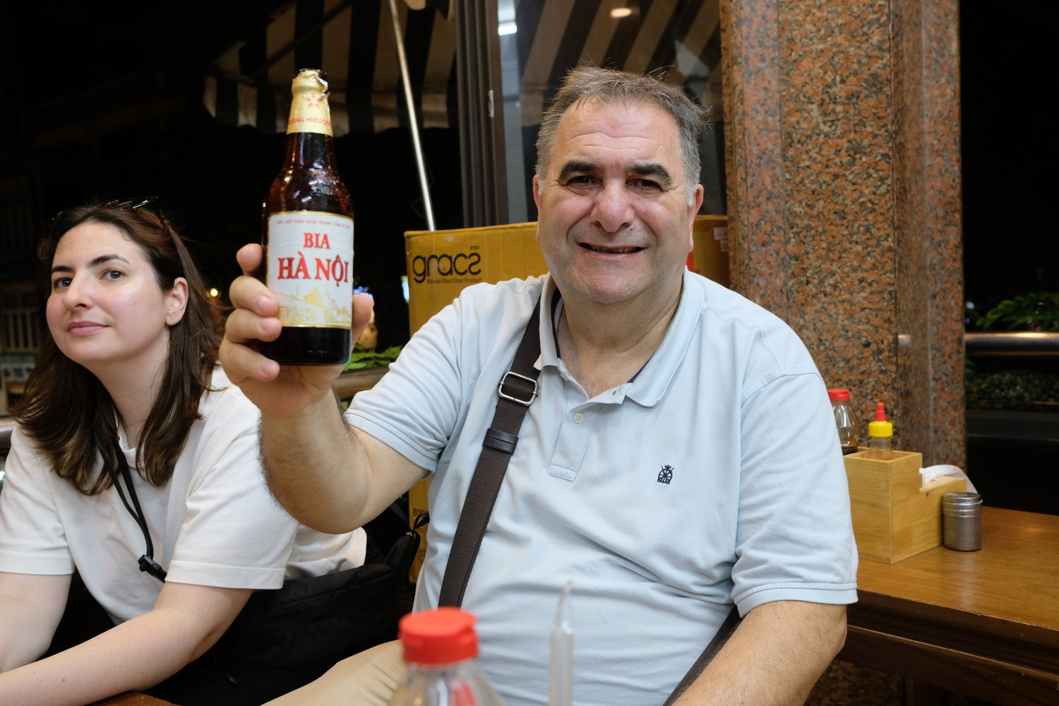 Juan Carlos, turista español procedente de Bilbao, disfruta de una cerveza en el casco antiguo de Han. (Foto: VNA)