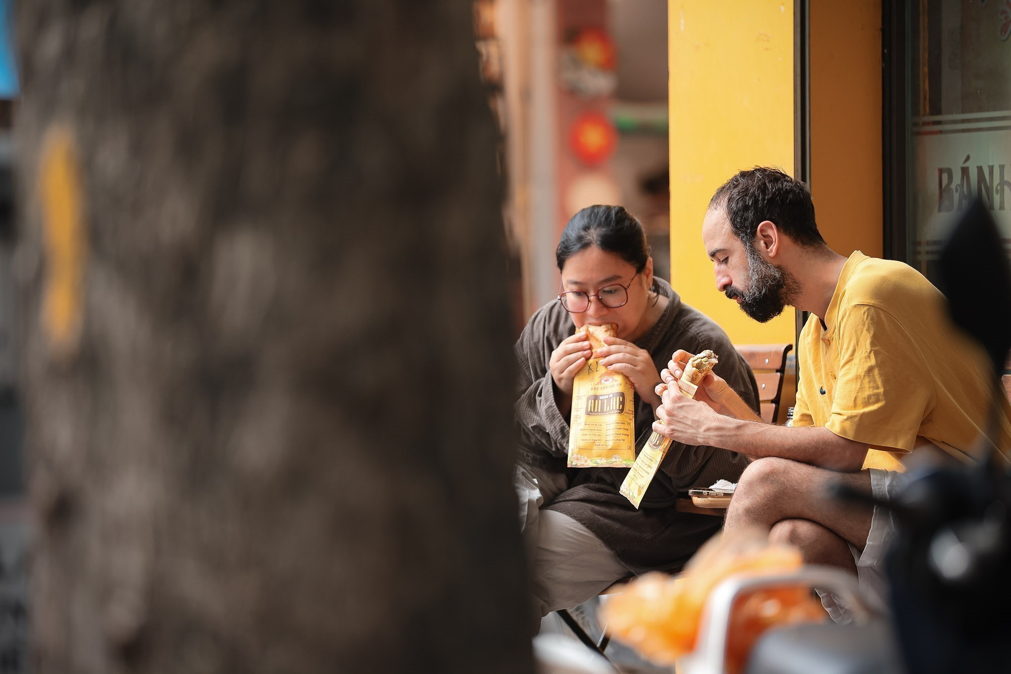 vnanet-Bánh mì Việt Nam trở thành món ăn “phải thử” đối với du khách quốc tế khi khám phá ẩm thực Hà Nội.