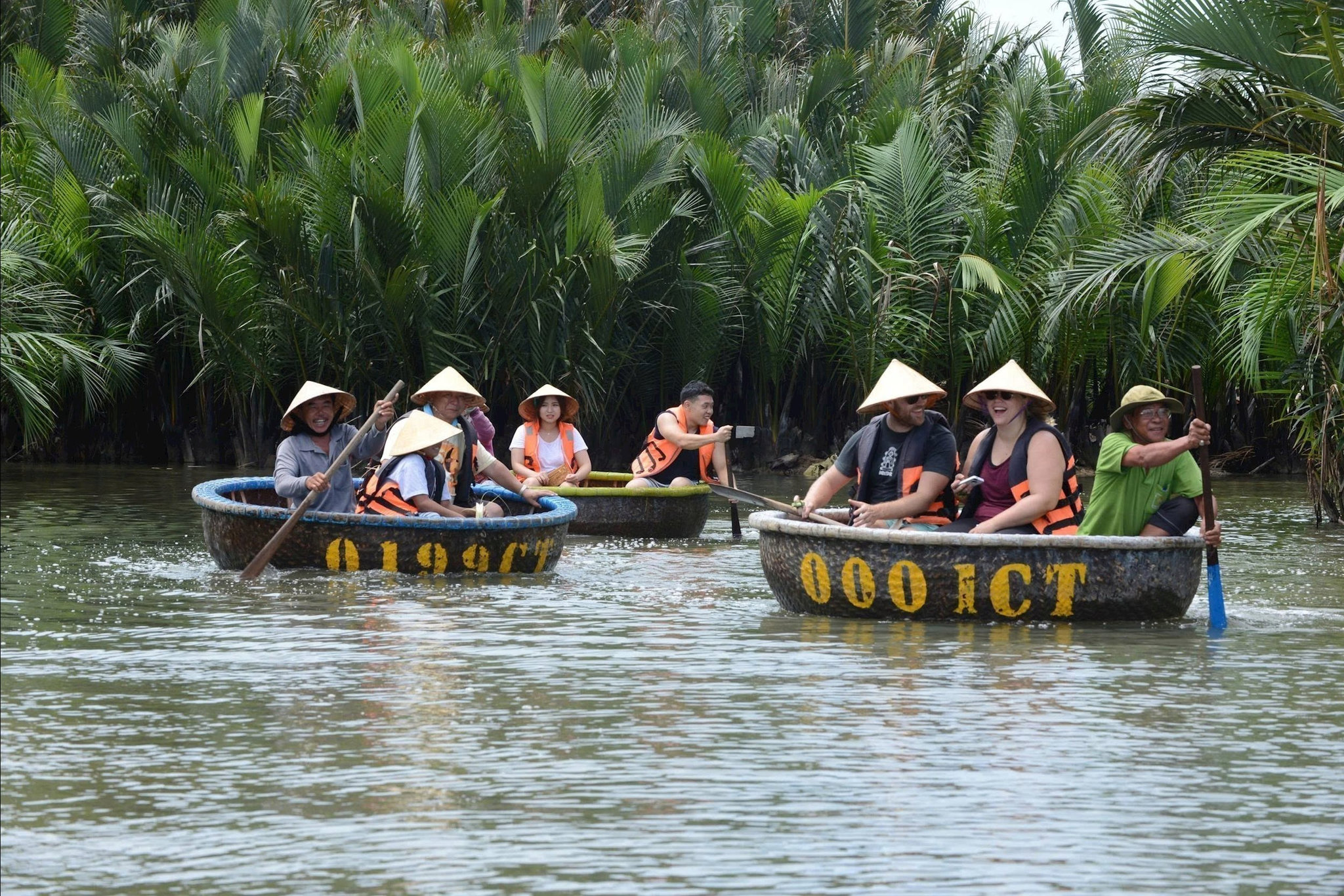vnanet-Du khách đến tham quan rừng dừa Bảy Mẫu (phường Hội An Đông).