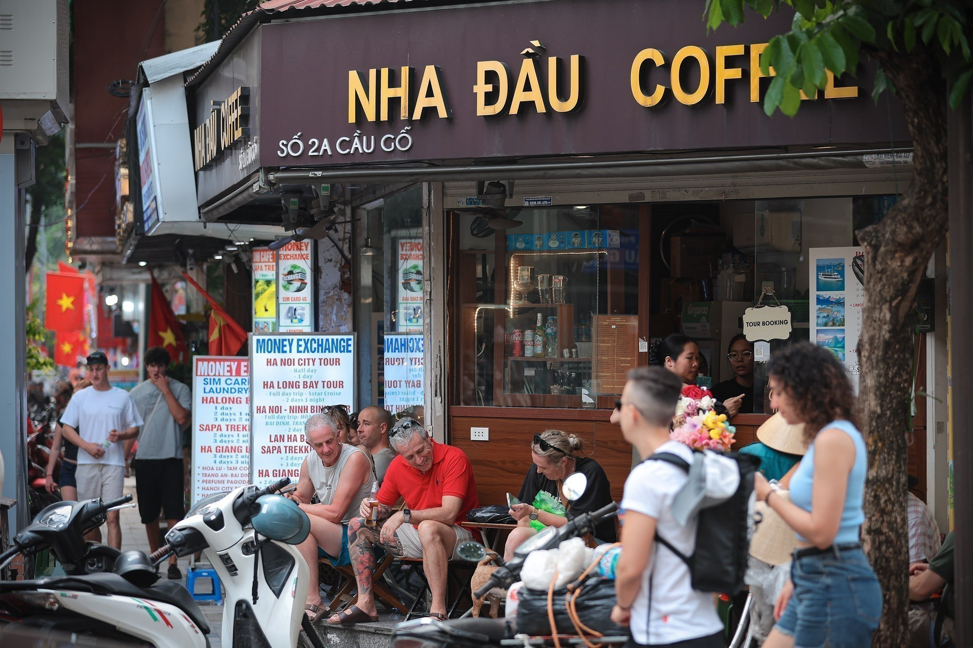 vnanet-Không khí nhộn nhịp tại các quán cà phê khu phố cổ, nơi thu hút đông đảo du khách nước ngoài dịp nghỉ Lễ Giỗ tổ.