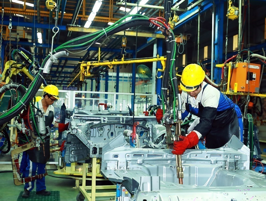 Công nhân lắp ráp ô tô tại Nhà máy ô tô Huyndai Thành Công Việt Nam