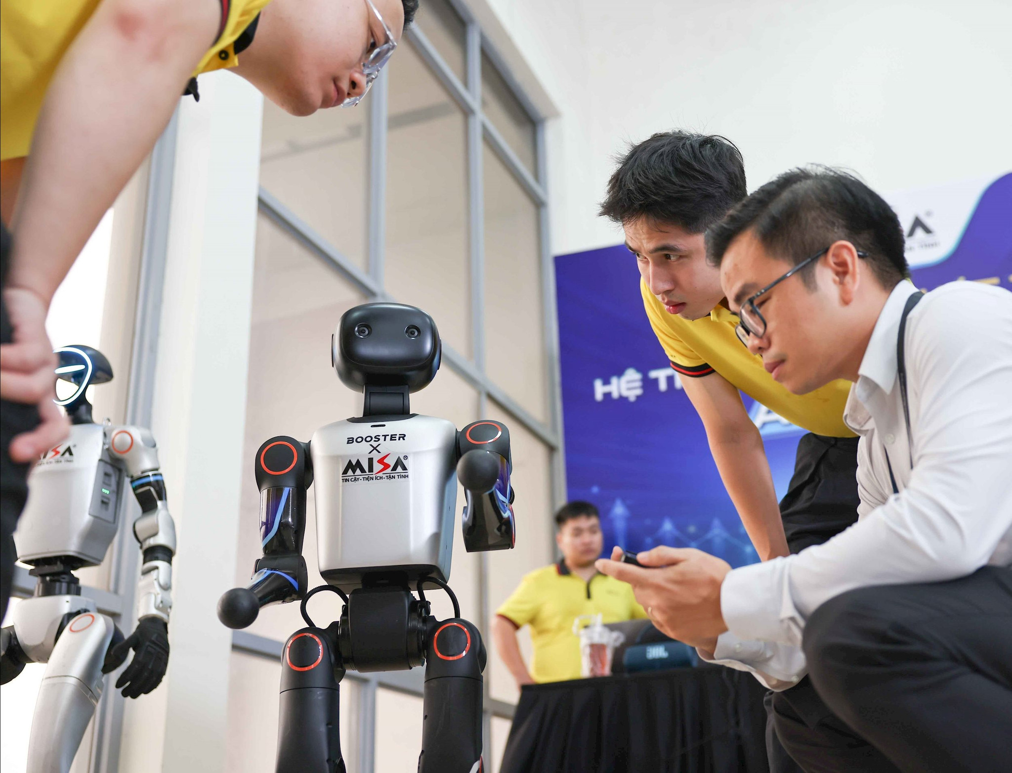 Khu vực trưng bày, giới thiệu sản phẩm trong AI Day 2026